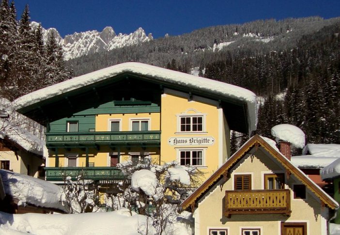 Haus Brigitte im Winter, umgeben von Schnee und Bergen, ideal für Urlaub in Mühlbach.