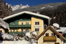Haus Brigitte in Mühlbach, verschneite Alpenlandschaft im Winter, gemütliche Ferienunterkünfte.